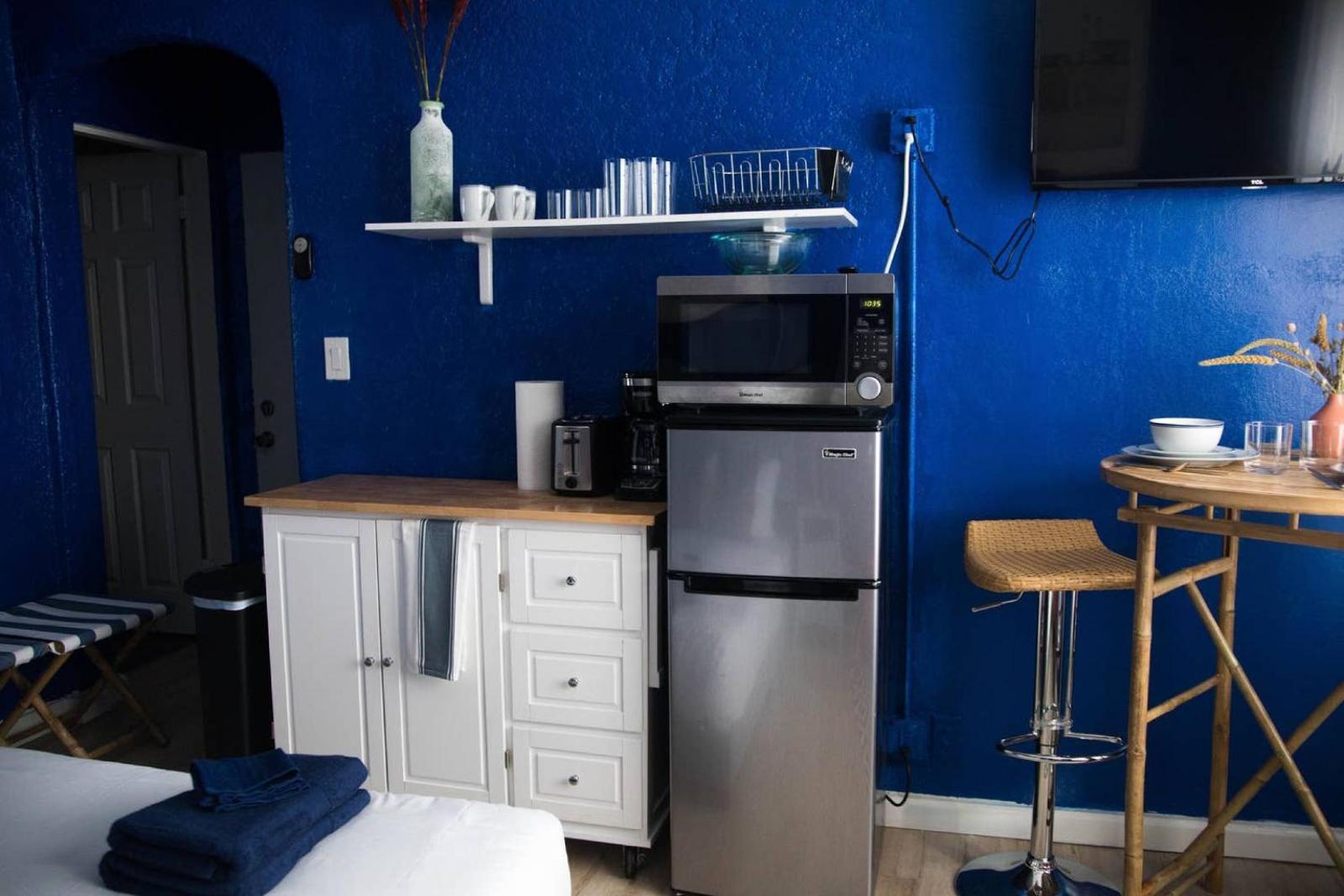 Amazing Studio in Beverly Boulevard Sleeps 3 Main image 1
